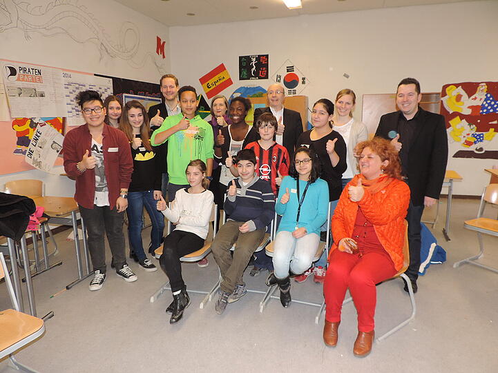 Die Schüler der Willy-Brandt-Gesamtschule mit dem Integrationsbeauftragten Martin Neumeyer.