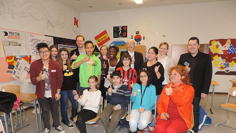Die Schüler der Willy-Brandt-Gesamtschule mit dem Integrationsbeauftragten Martin Neumeyer. Die Schüler der Willy-Brandt-Gesamtschule mit dem Integrationsbeauftragten Martin Neumeyer.