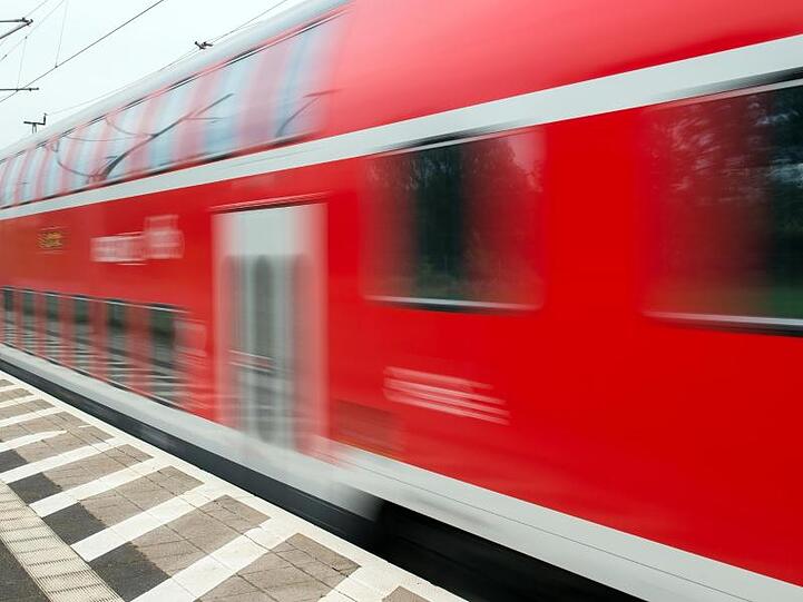 Ein Regionalexpress der Deutschen Bahn fährt in Jacobsdorf im Landkreis Oder-Spree (Brandenburg) vorbei.