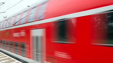 Ein Regionalexpress der Deutschen Bahn fährt in Jacobsdorf im Landkreis Oder-Spree (Brandenburg) vorbei.