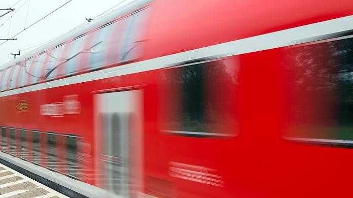 Ein Regionalexpress der Deutschen Bahn. (Symbolbild)