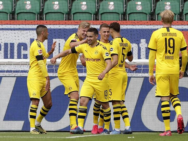 Dortmunds Spieler jubeln, nachdem Raphael Guerreiro (M) das Tor zur 1:0-Führung erzielt hat.