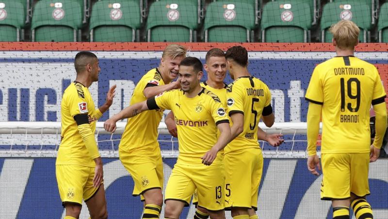 Dortmunds Spieler jubeln, nachdem Raphael Guerreiro (M) das Tor zur 1:0-Führung erzielt hat. Dortmunds Spieler jubeln, nachdem Raphael Guerreiro (M) das Tor zur 1:0-Führung erzielt hat.