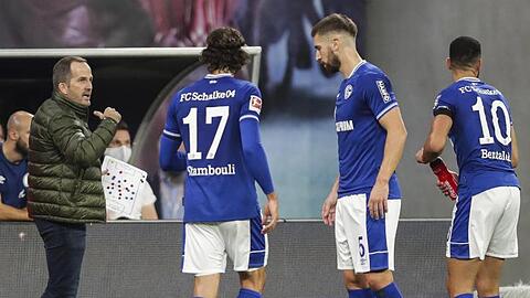 Schalkes Trainer Manuel Baum (l) spricht an der Seitenlinie zu seinen Spielern. Schalke 04 steht nach drei Bundesligaspielen bei null Punkten und 1:15 Toren.