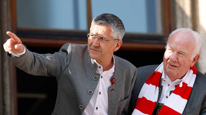 Da geht's lang: Herbert Hainer äußerte sich ausführlich zur Transferstrategie des FC Bayern.