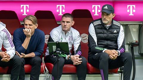 Wichtiger Tuchel-Vertrauter: Co-Trainer Anthony Barry (M.), der unter anderem für Standards zuständig ist. Links: Sportdirektor Christoph Freund.