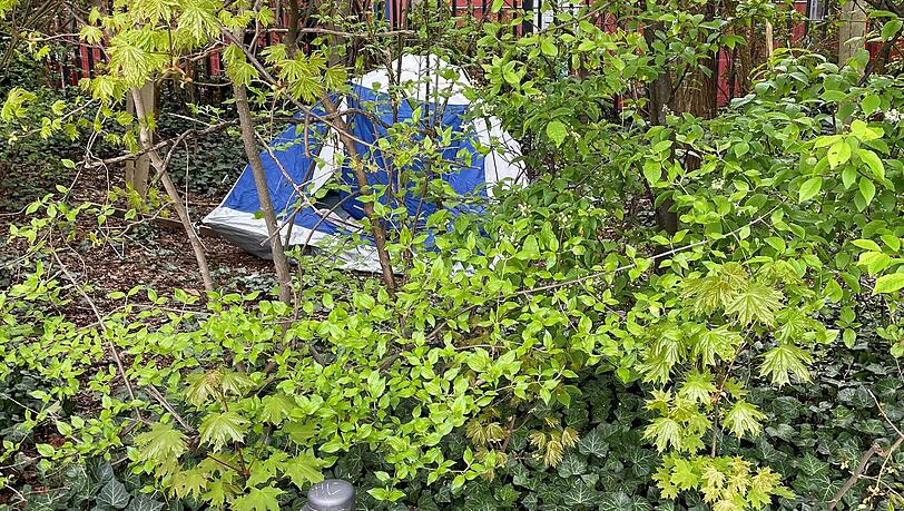 Hinter diesem Mülleimer hat jemand ein Zelt aufgebaut. Hinter diesem Mülleimer hat jemand ein Zelt aufgebaut.