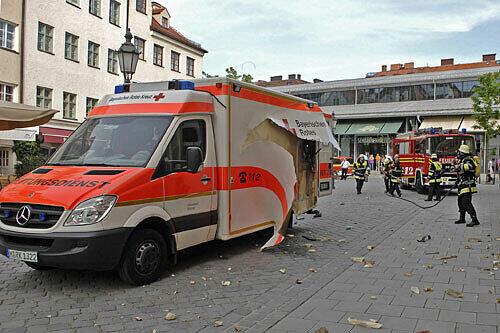 Feuerwehr löscht den zerstörten Krankenwagen