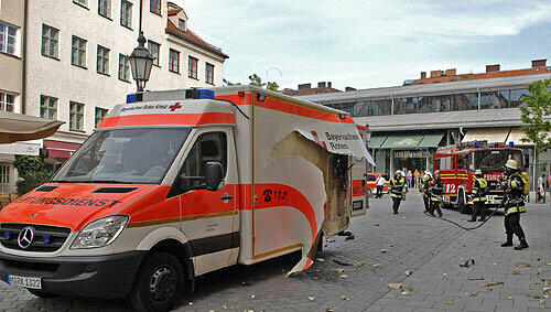 Feuerwehr löscht den zerstörten Krankenwagen Feuerwehr löscht den zerstörten Krankenwagen