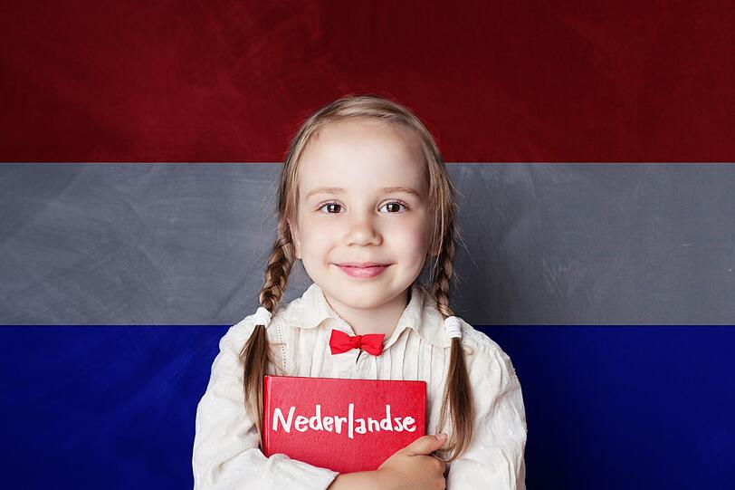 In den Niederlanden kommen die Kinder nicht alle gemeinsam zu einem festen Datum in die erste Klasse, sondern dann, wenn sie vier werden. Das heißt, es kommen das ganze Jahr über immer wieder Kinder zur Klasse hinzu. Die offizielle Schulpflicht beginnt erst ab dem fünften Lebensjahr, das Jahr zuvor ist ein freiwilliges Angebot, das jedoch von den meisten Familien genutzt wird. In den Niederlanden kommen die Kinder nicht alle gemeinsam zu einem festen Datum in die erste Klasse, sondern dann, wenn sie vier werden. Das heißt, es kommen das ganze Jahr über immer wieder Kinder zur Klasse hinzu. Die offizielle Schulpflicht beginnt erst ab dem fünften Lebensjahr, das Jahr zuvor ist ein freiwilliges Angebot, das jedoch von den meisten Familien genutzt wird.