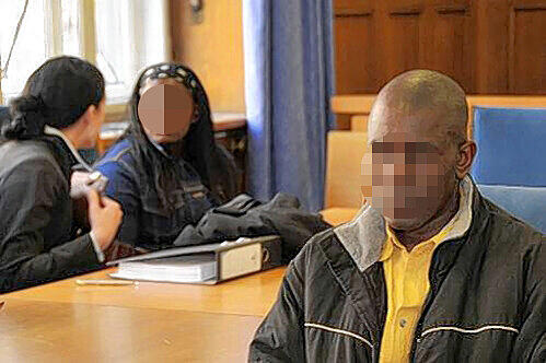 Collins O. (35) scherte sich nicht darum, dass er an Aids erkrankt ist. Der Mann aus Uganda vergewaltigte eine Bekannte (im Foto hinten, rechts) in seiner Wohnung.