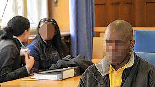 Collins O. (35) scherte sich nicht darum, dass er an Aids erkrankt ist. Der Mann aus Uganda vergewaltigte eine Bekannte (im Foto hinten, rechts) in seiner Wohnung. Collins O. (35) scherte sich nicht darum, dass er an Aids erkrankt ist. Der Mann aus Uganda vergewaltigte eine Bekannte (im Foto hinten, rechts) in seiner Wohnung.