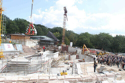 Richtfest auf der imposanten Baustelle.
