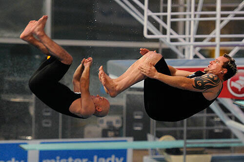 Ande Werner und Lars Niedereichholz vom Comedy-Duo Mundstuhl beim Synchronspringen.