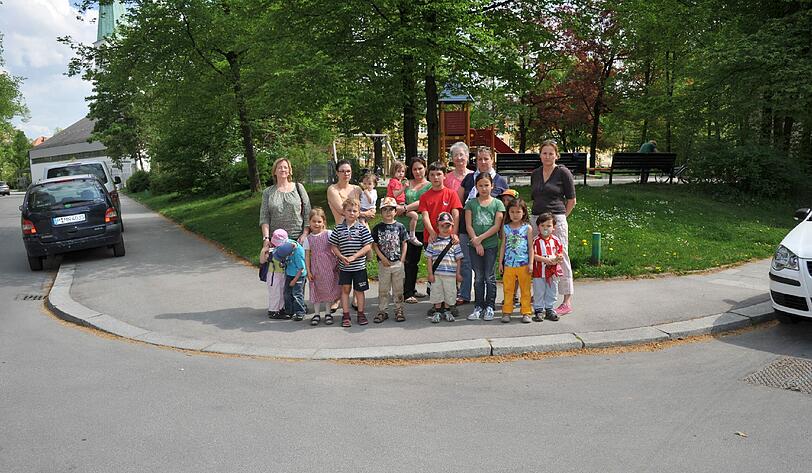 Alexandra Gaßmann und wütende Mütter mit ihren Kindern am Spielplatz am Laimer Jörgplatz.
