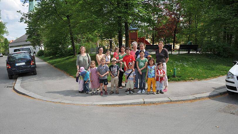 Alexandra Gaßmann und wütende Mütter mit ihren Kindern am Spielplatz am Laimer Jörgplatz. Alexandra Gaßmann und wütende Mütter mit ihren Kindern am Spielplatz am Laimer Jörgplatz.
