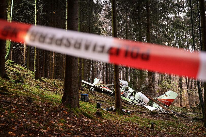 Der Rumpf des zweimotoriges Kleinflugzeuges. Beim Absturz der Maschine sind drei Menschen ums Leben gekommen.