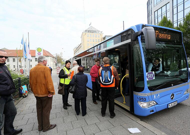 Wegen einer Baustelle an der Donnersbergerbrücke fährt zwischen Pasing und Hackerbrücke keine S-Bahn. Die Fahrgäste müssen in den Bus umsteigen! Die Bilder!