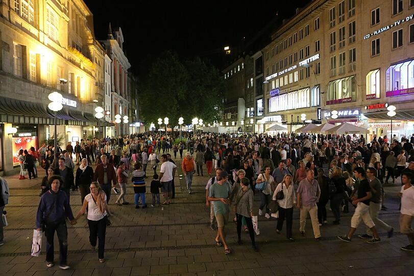Wenn der Vorschlag von SPD und CSU genehmigt wird, könnte man auch während des Stadtgründungsfestes am 14.06. in der Kaufingerstraße einkaufen gehen. (Archivbild)