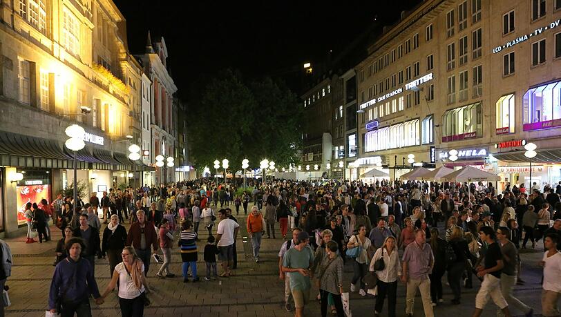 Wenn der Vorschlag von SPD und CSU genehmigt wird, könnte man auch während des Stadtgründungsfestes am 14.06. in der Kaufingerstraße einkaufen gehen. (Archivbild) Wenn der Vorschlag von SPD und CSU genehmigt wird, könnte man auch während des Stadtgründungsfestes am 14.06. in der Kaufingerstraße einkaufen gehen. (Archivbild)