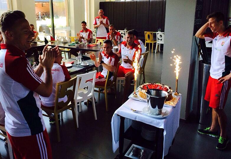 Feiern kann man auch im Kreise der Nationalmannschaft. Krisztian Simon ist mit Ungarns Nationalmannschaft unterwegs. Zum 24. Geburtstag gab's eine ordentliche Geburtstagstorte spendiert. Dieses Foto wurde übrigens vom Mannschaftskollegen Gabor Kiraly geknipst.