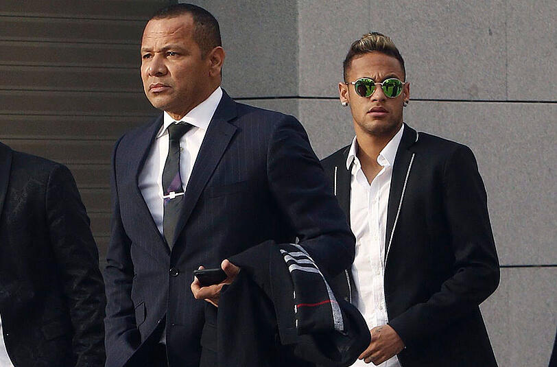 Barcelonas brasilianischer Topstürmer Neymar (rechts) und sein Neymar Sr.