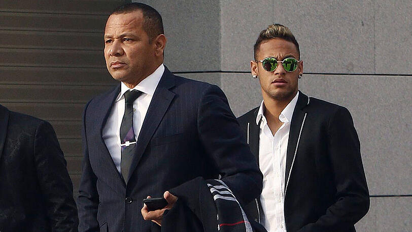 Barcelonas brasilianischer Topstürmer Neymar (rechts) und sein Neymar Sr. Barcelonas brasilianischer Topstürmer Neymar (rechts) und sein Neymar Sr.