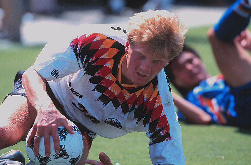 Stefan Effenberg, 1994: Nach der schwachen Leistung der DFB-Elf im WM-Vorrundenspiel gegen Südkorea pfeifen die Fans. Effenberg streckt ihnen den Mittelfinger entgegen, stellt die Geste später nochmal extra für die Kameras nach. Bundestrainer Berti Vogts und DFB-Präsident Egidius Braun schicken ihn vorzeitig aus den USA nach Hause. 1998 bewegt Vogts ihn zu einem missglückten Kurz-Comeback, als Nachfolger Rudi Völler das im Jahr 2000 ebenfalls versucht, will Effenberg nicht mehr.