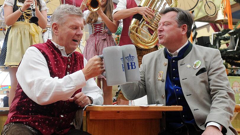 Beim Bierpreis ging die erste Runde an Dieter Reiter (l.). Josef Schmid hat allerdings schon neue Ideen, wie er dem OB Druck machen kann &ndash; und die gehören eigentlich zum klassischen SPD-Repertoire.