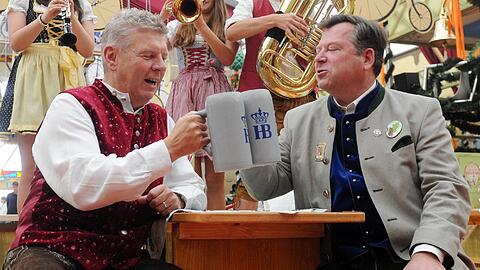 Beim Bierpreis ging die erste Runde an Dieter Reiter (l.). Josef Schmid hat allerdings schon neue Ideen, wie er dem OB Druck machen kann &ndash; und die gehören eigentlich zum klassischen SPD-Repertoire.