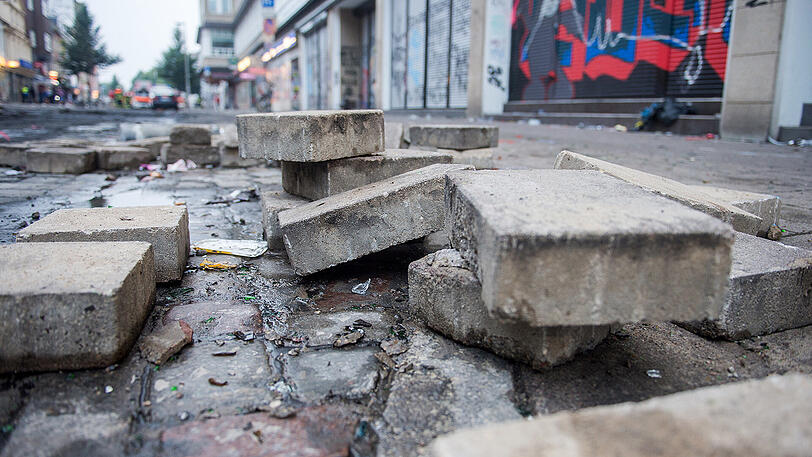 Der Tag danach: Das Hamburger Schanzenviertel gleicht einem Trümmerfeld.