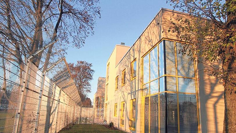 Neustart hinter hohem Zaun: Das Heim für Jugendliche in der Scapinellistraße. Neustart hinter hohem Zaun: Das Heim für Jugendliche in der Scapinellistraße.