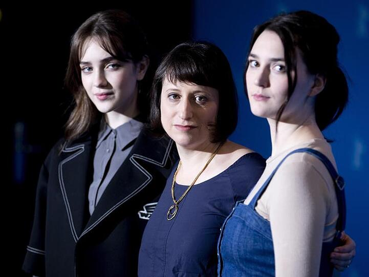 Eliza Hittman (M) stellt mit den Schauspielerinnen Talia Ryder (l) und Sidney Flanigan ihren Film "Never Rarely Sometimes Always" vor.