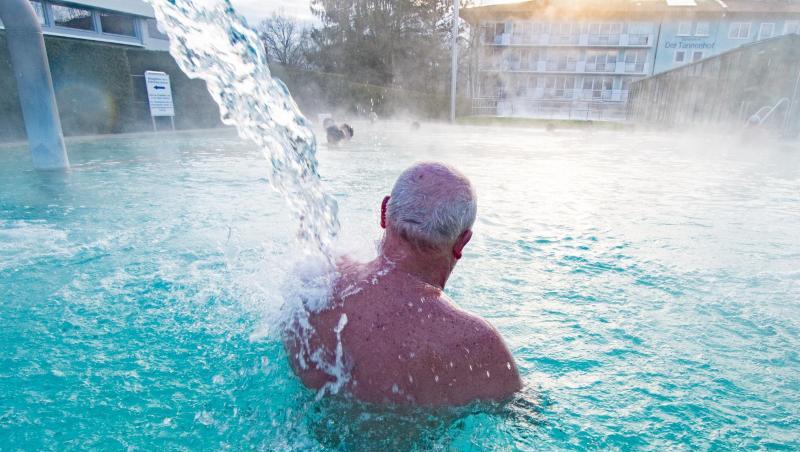 Ein Kurgast badet in einem Außenbecken der Europatherme in Bad Füssing. Foto: Armin Weigel/dpa/Archivbild Ein Kurgast badet in einem Außenbecken der Europatherme in Bad Füssing. Foto: Armin Weigel/dpa/Archivbild