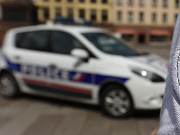 Polizeiwagen in Straßburg. (Symbol) - In der Nähe der elsässischen Stadt ist eine seit über einem Jahr vermisste Studentin tot aufgefunden worden.