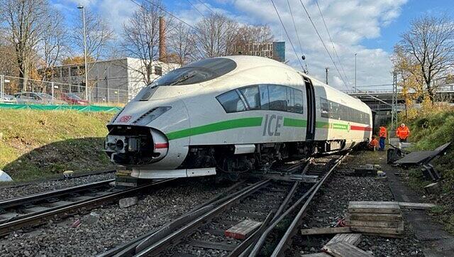 Der ICE entgleiste nach dem Zusammenstoß.