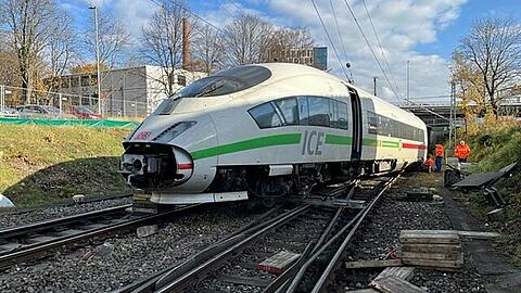 Der ICE entgleiste nach dem Zusammenstoß.