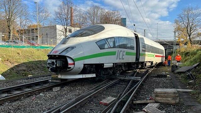 Der ICE entgleiste nach dem Zusammenstoß.