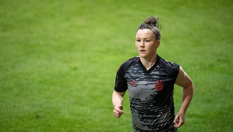 Marina Hegering vom FC Bayern München wärmt sich vor einem Spiel auf.