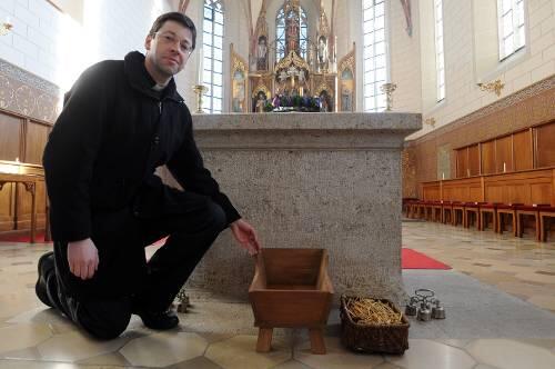 Pfarrer Thomas Rein vor der Krippe, in der das wenige Stunden alte Baby lag.
