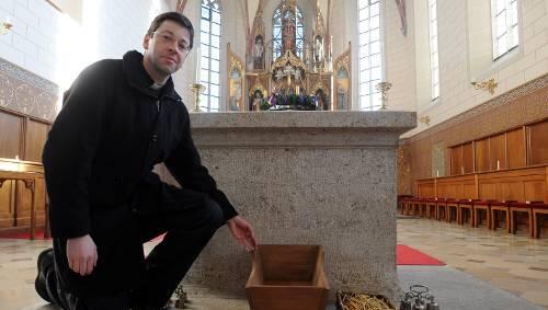 Pfarrer Thomas Rein vor der Krippe, in der das wenige Stunden alte Baby lag. Pfarrer Thomas Rein vor der Krippe, in der das wenige Stunden alte Baby lag.