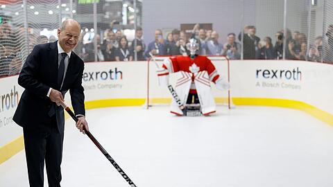 Knapp daneben ist auch vorbei: Das Eishockey-Duell zwischen Scholz und dem "Robo Goalie" endete ohne Treffer.