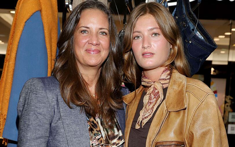 Falls es mit der Schauspielkarriere nicht klappt, hat Lilli Schweiger (rechts, mit Mutter Dana) noch einen Plan B. Sie wolle eine Tischlerlehre beginnen, erz&auml;hlte sie im Januar 2020 der "Bild".