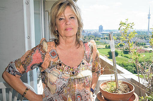 Sommer 2011: Petra D. (64) auf dem Balkon ihrer Wohnung mit Blick auf den Olympiapark.