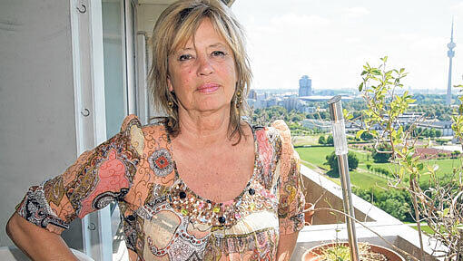 Sommer 2011: Petra D. (64) auf dem Balkon ihrer Wohnung mit Blick auf den Olympiapark. Sommer 2011: Petra D. (64) auf dem Balkon ihrer Wohnung mit Blick auf den Olympiapark.