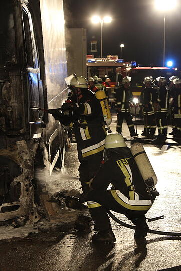 Als die Feuerwehr ankam um den Brand zu löschen, stand das Fahrzeug bereits vollständig in Flammen. Die Bilder von der Löschaktion.