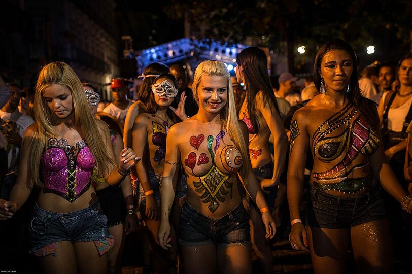 Ziemlich bunt, ziemlich heiß und ziemlich nackt: Beim Sambodromo tobt der brasilianische Karneval bei Temperaturen von über 30 Grad. Die Bilder.