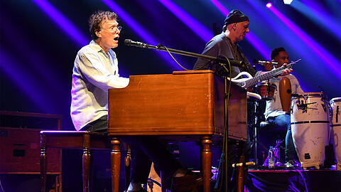 Steve Winwood ganz unaufgeregt an seiner Hammond-Orgel im Tollwood-Zelt.
