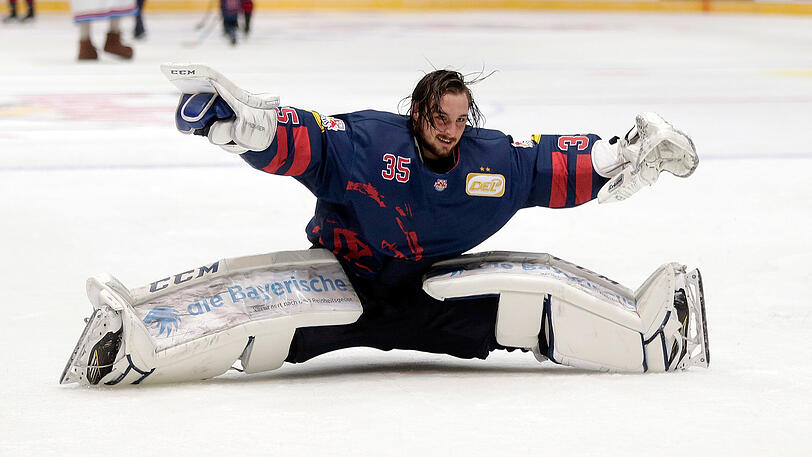 Kasatschok! Kevin Reich absolviert vor 9.650 Zuschauern in der Olympiahalle gegen Mannheim sein erstes DEL-Spiel für den EHC in dieser Saison. Den 4:1-Sieg feiert er mit einer Kosakentanz-Einlage.