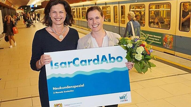 Verkehrsministerin Ilse Aigner (CSU) und Vorzeige-MVV-Kundin Franziska Marquis.
